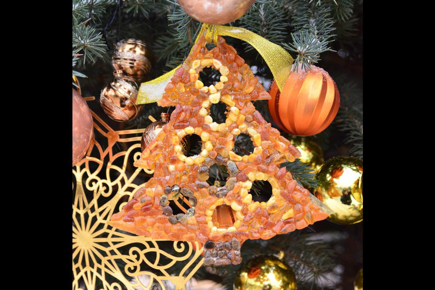 Калининградская область украсила свою ёлку янтарём.