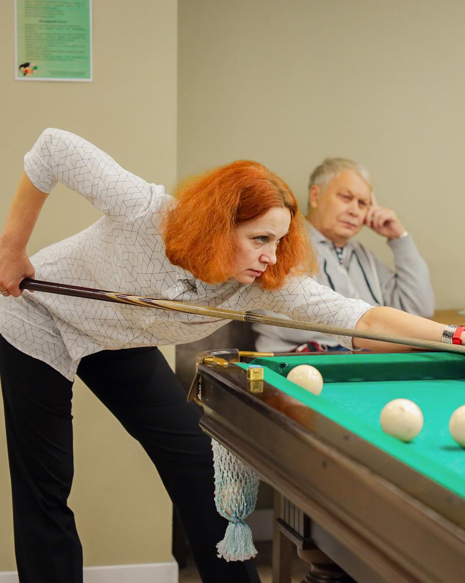 Женщина украшает бильярд и побеждает мужчин: как 56-летняя москвичка сломала стереотипы