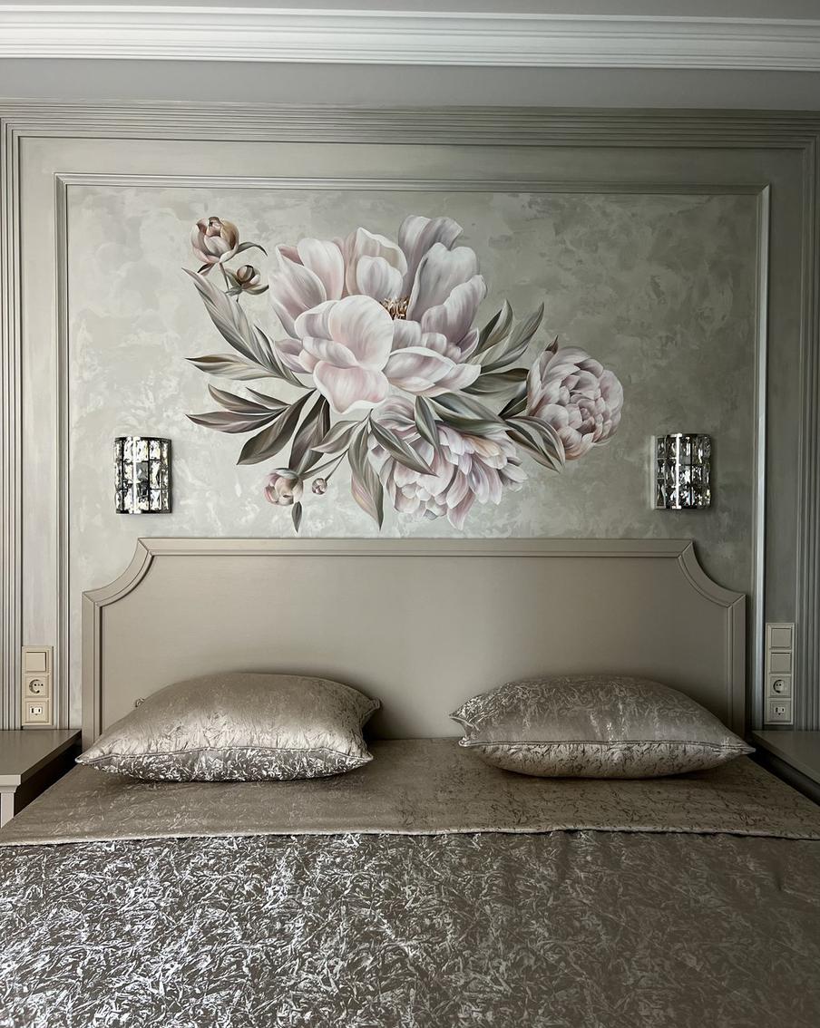 Пример стильной настенной росписи над кроватью.