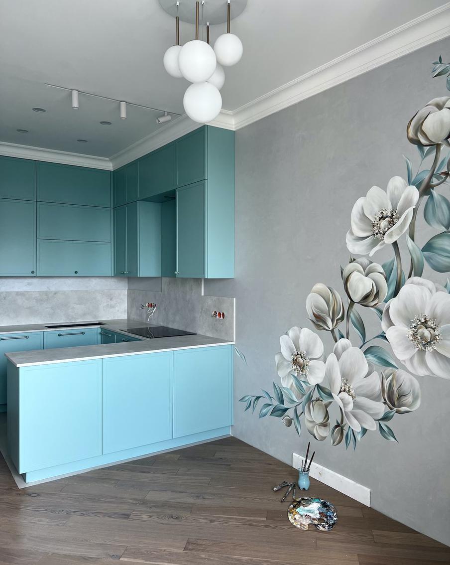 Пример стильной настенной росписи на кухне.