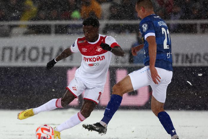 В снежном чемпионате России кипят футбольные страсти