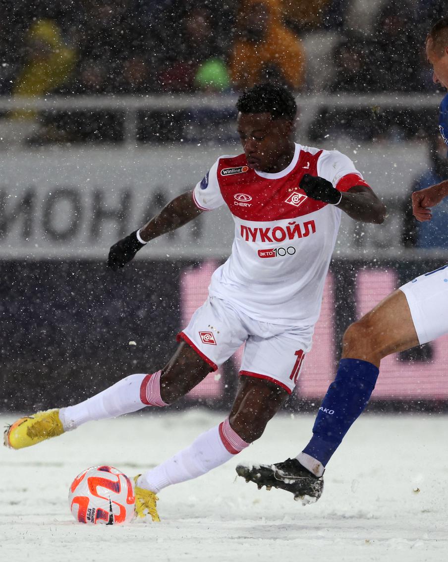 В снежном чемпионате России кипят футбольные страсти