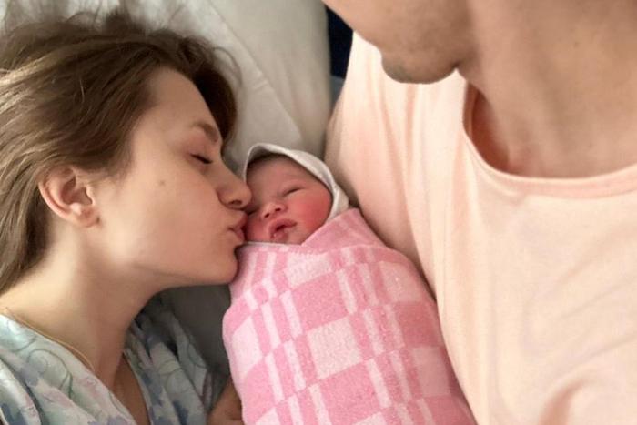 "Если сын станет рэпером, я за". У роддома в Москве зачитали фристайл