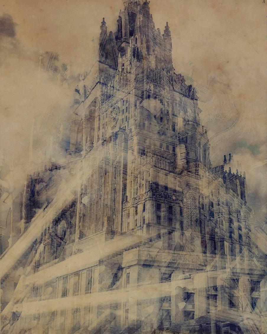 "Архитектура. Москва. Из серии о Москве". На эту монохромную работу Телепнева вдохновил стиль коллажа, использовавшийся на агитплакатах ещё в 20–30-е годы. Наслаивая изображение одного здания на другое (здесь 5), художник получает его новую форму