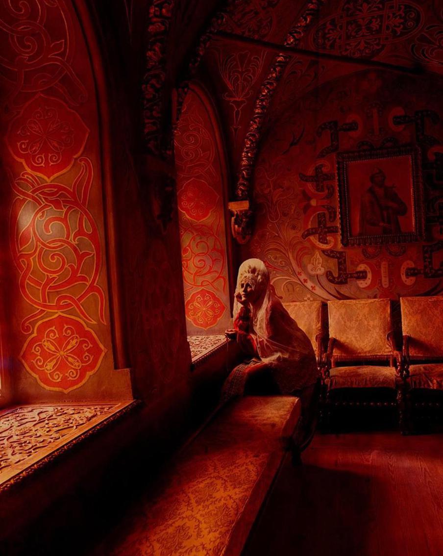 «Серия Кремль». По словам художника, Кремль поделён на две части, одной из которых заведует ФСО, другой – Музей Кремля. Эту сказочную серию работ художник срежиссировал благодаря атмосфере Теремного дворца, расположенного как раз на закрытой от глаз москвичей территории.