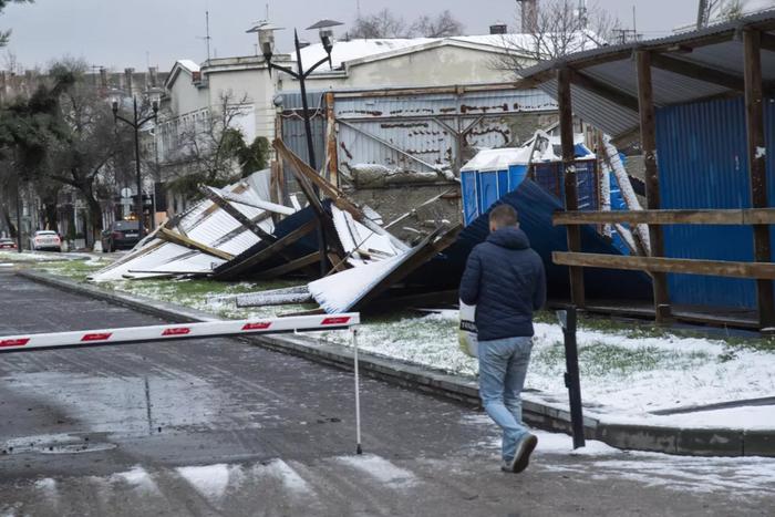 В Крыму из-за непогоды объявили режим ЧС