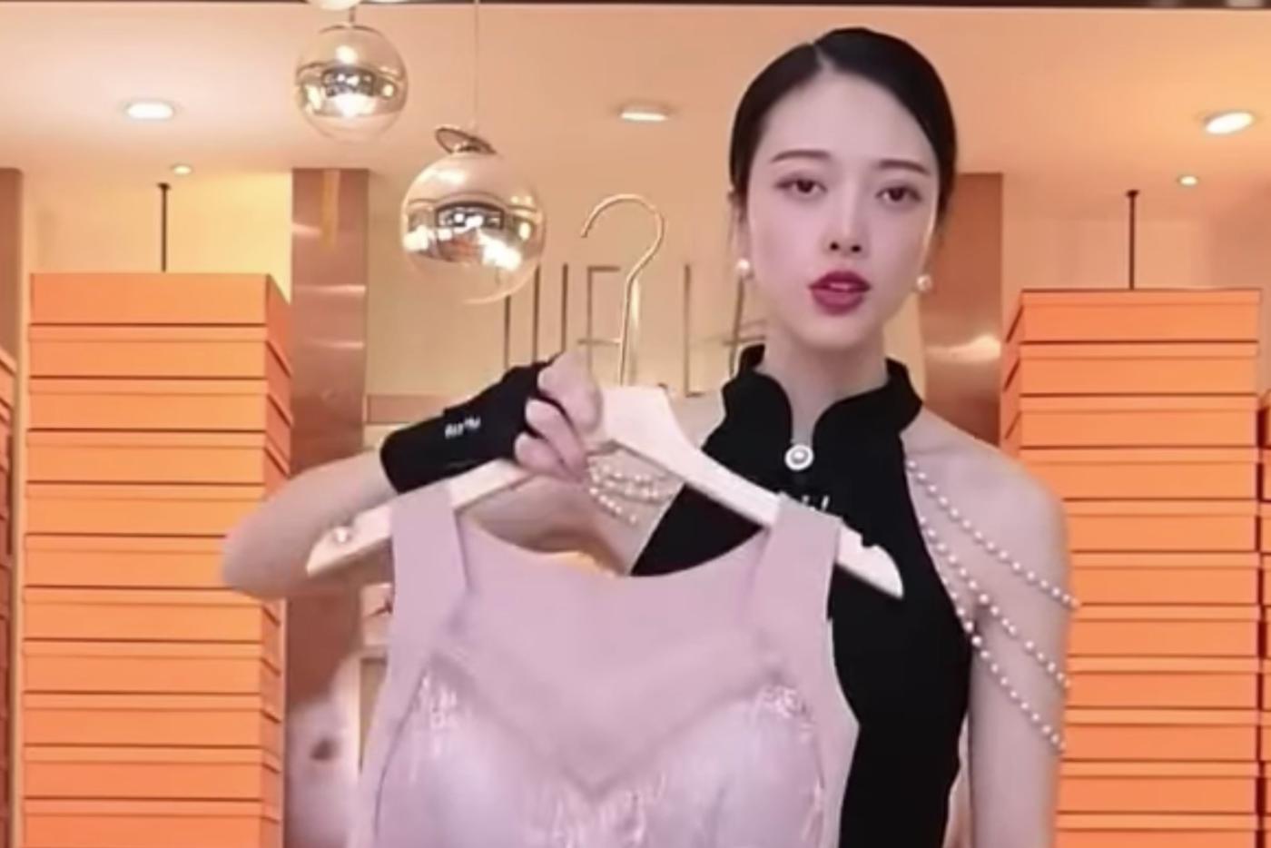 Китайская стримерша заработала миллионы долларов, показывая товары по три секунды