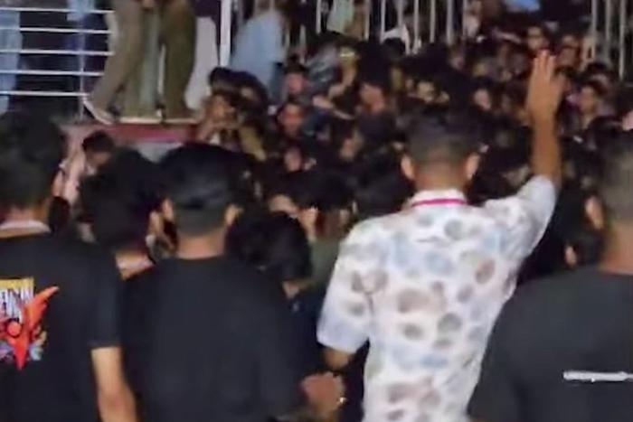 Нелепая случайность: в Индии прощаются с жертвами давки