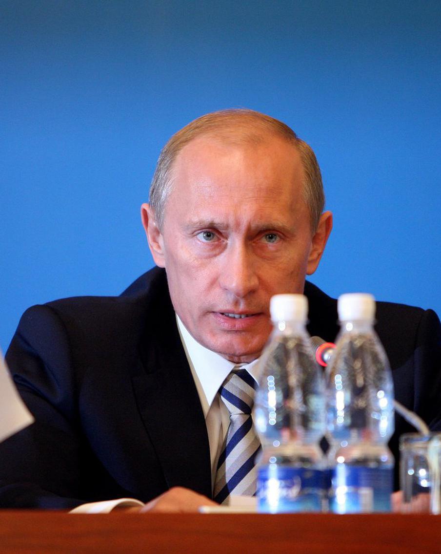 Путин подписал закон об увеличении МРОТ