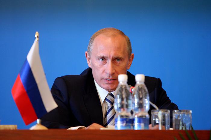 Путин подписал закон об увеличении МРОТ