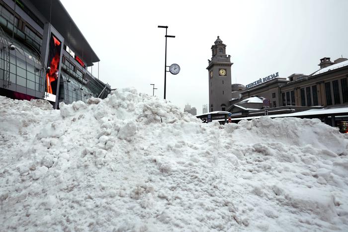 Замело снегом по самые крыши: как Москва встретила мощнейший снегопад за 40 лет