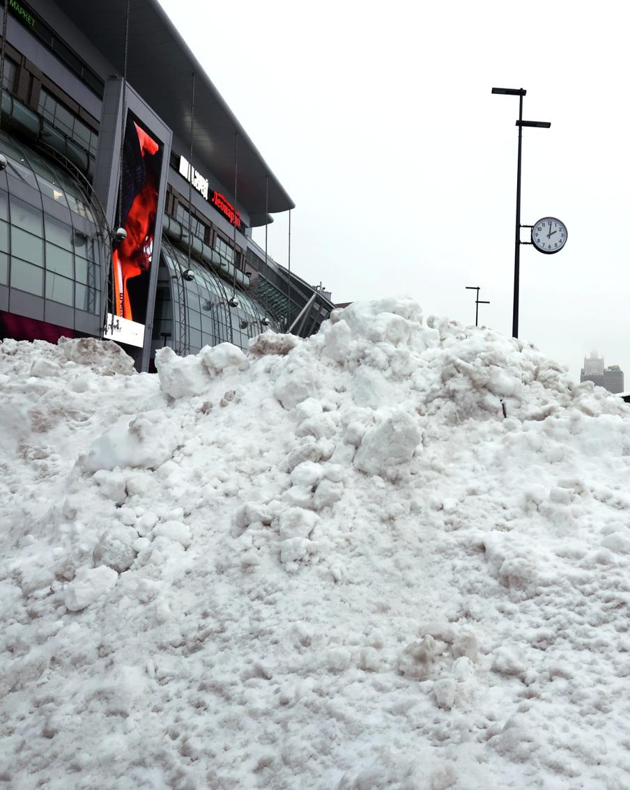 Замело снегом по самые крыши: как Москва встретила мощнейший снегопад за 40 лет