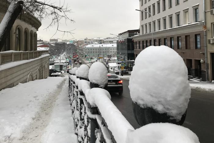 В Москве продолжается уборка снега