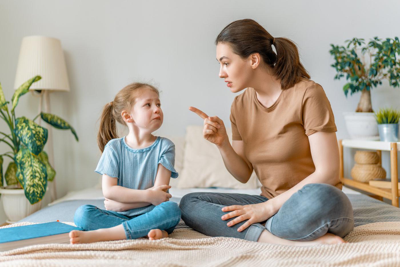 Родителя блог. Мама ругает ребенка. Родителинакакзывают детей. Строгие родители.