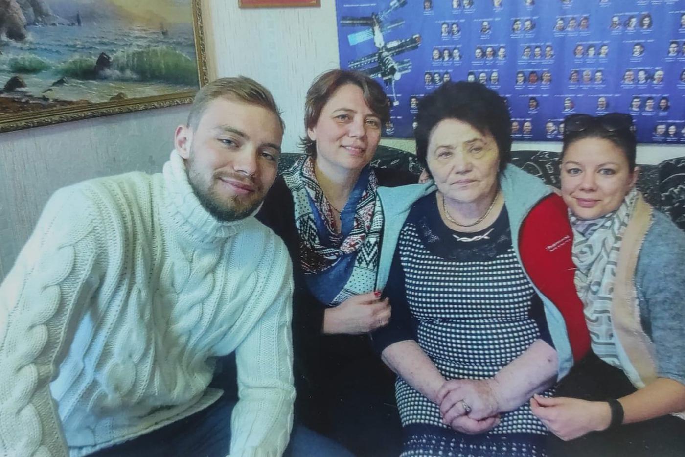 Слева направо: внук Майкл, младшая дочь Оксана, Марина Лаврентьевна, внучка Татьяна.