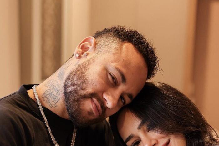 Футболиста Неймара бросила девушка через месяц после рождения дочери