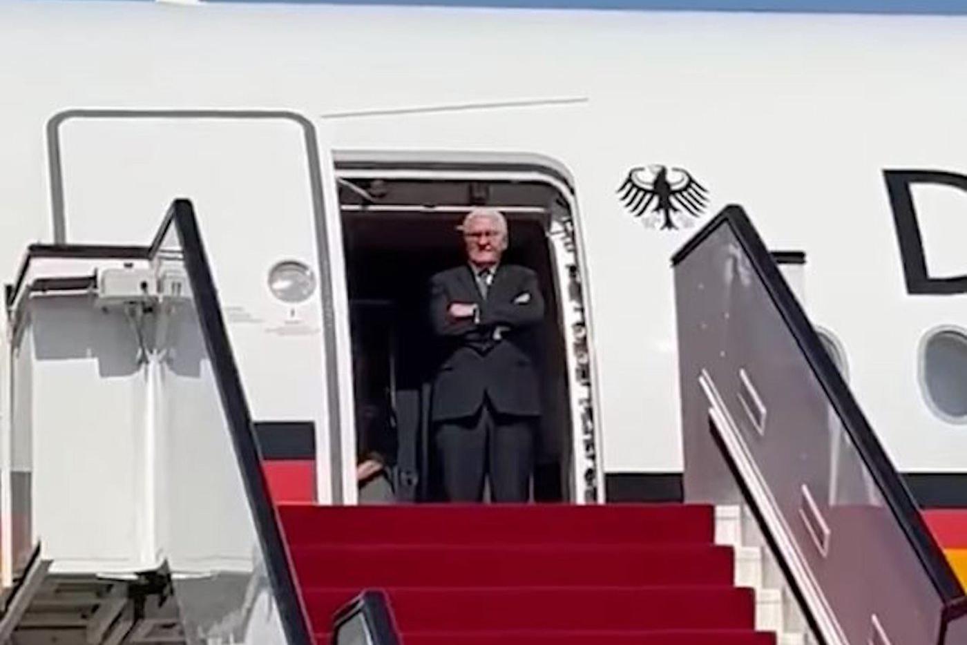 Президент Германии полчаса ждал в самолёте, пока его встретят