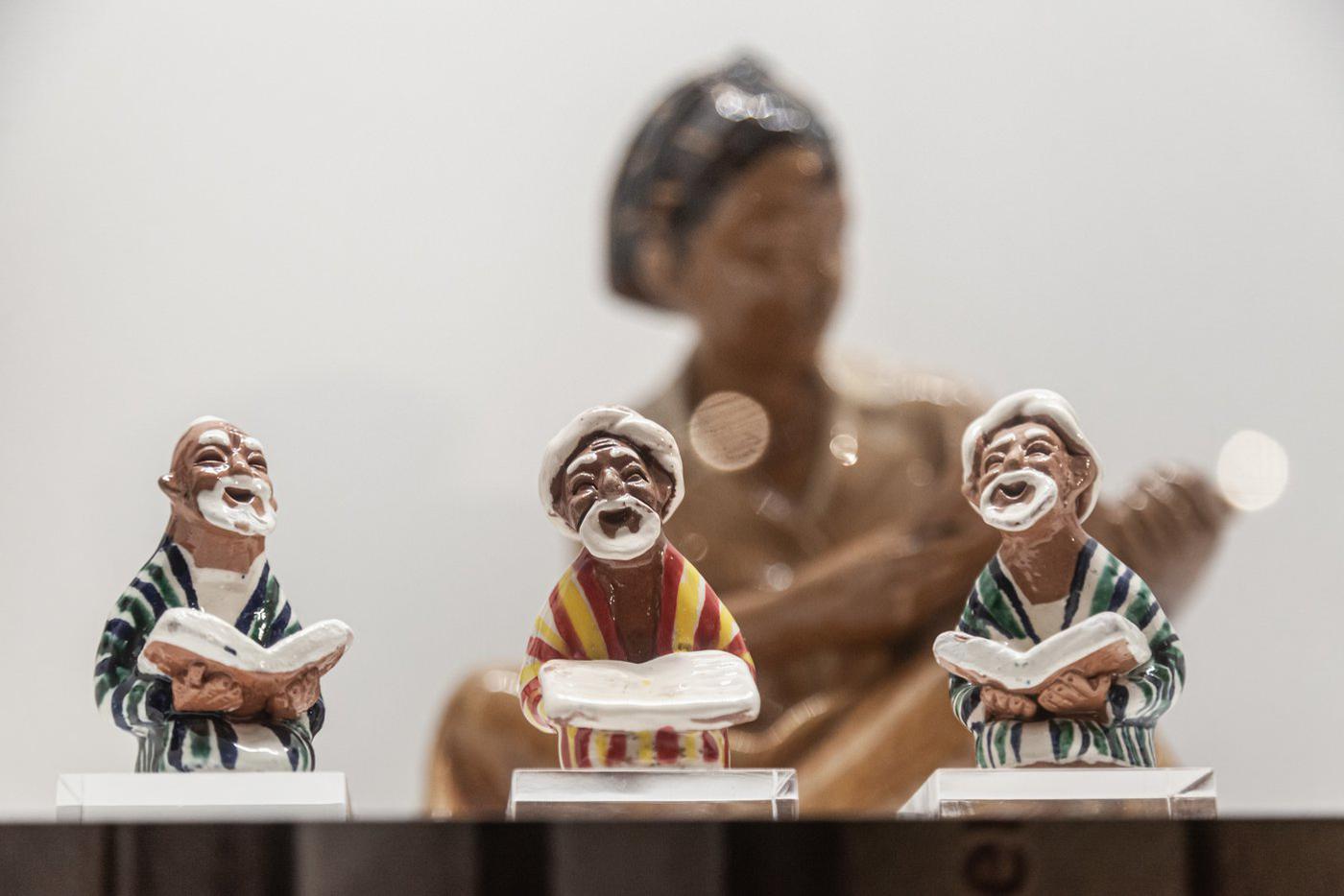 Фигурки читающих людей привезены из разных стран.