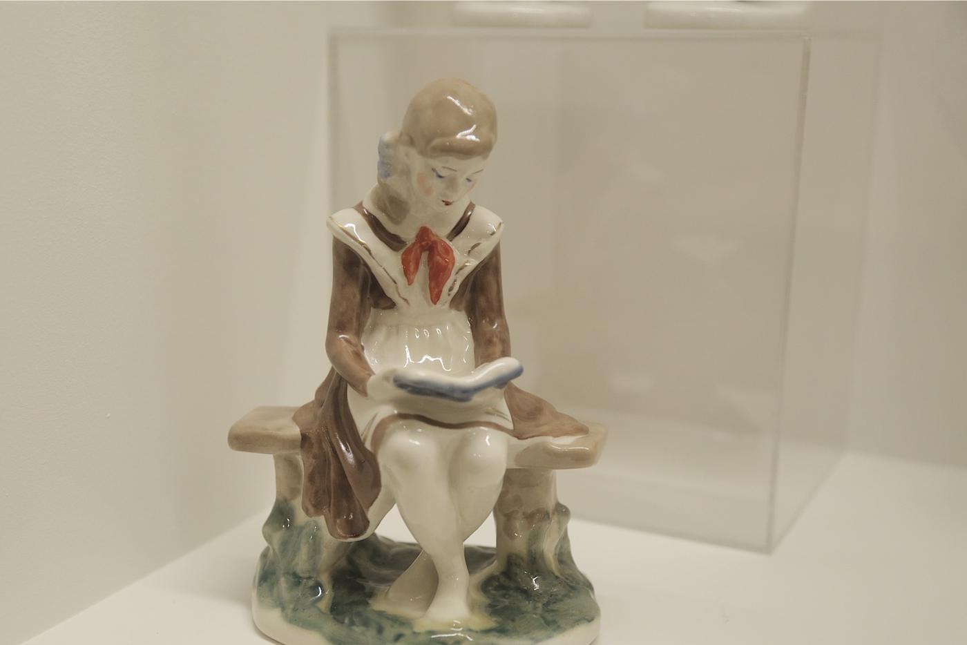 Фигурка читающей пионерки из советского прошлого.