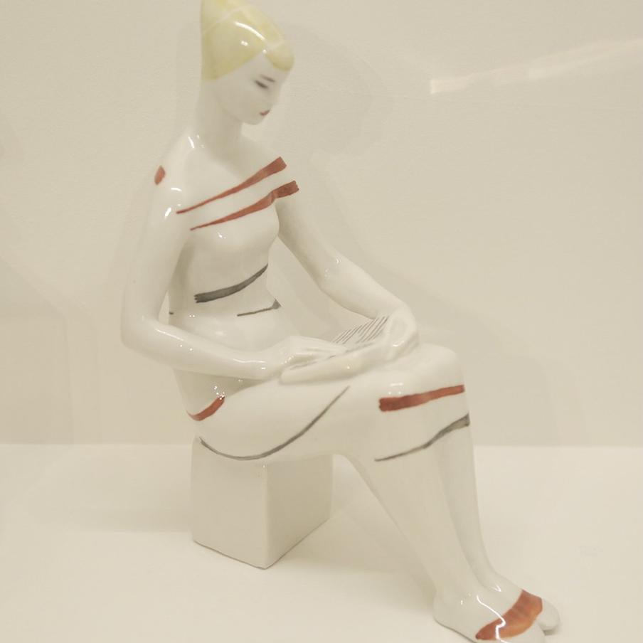 Фигурка читающей девушки из личной коллекции Марины Каменевой.