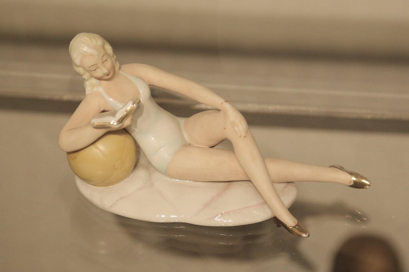 Фигурка читающей девушки - "на плаже".