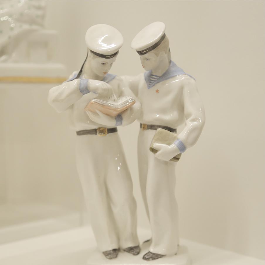 Читают и девушки, и юноши.