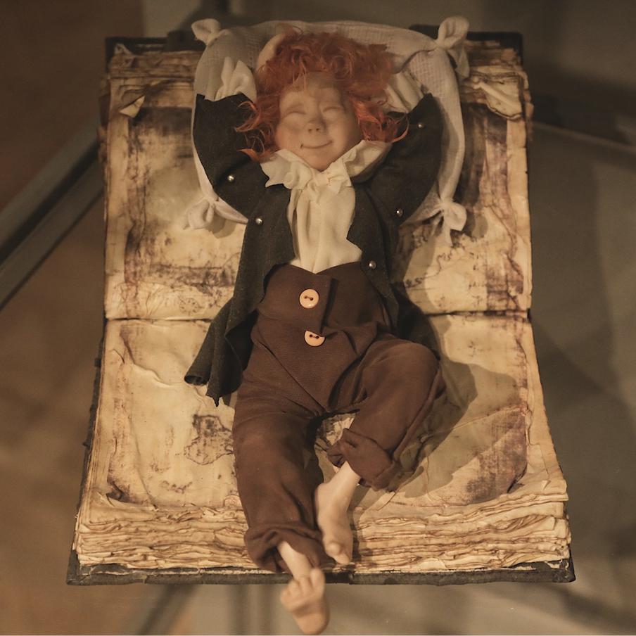 Смешной домовёнок, который любит книги.