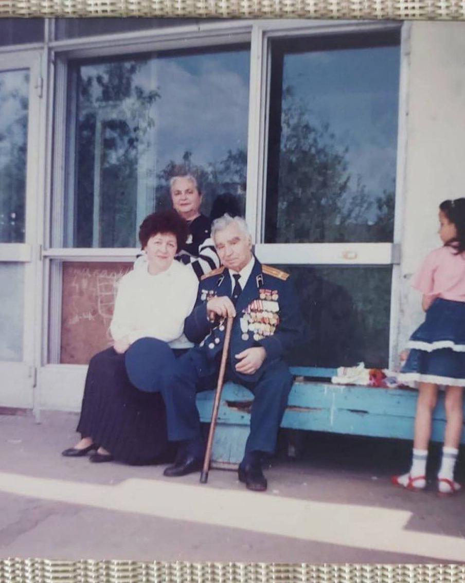 Скамейка вернулась к подъезду спустя три десятилетия