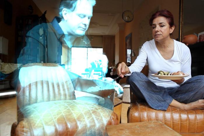 Идеальный супруг не спит, не ест и... не существует. Почему испанка решила выйти замуж за голограмму?