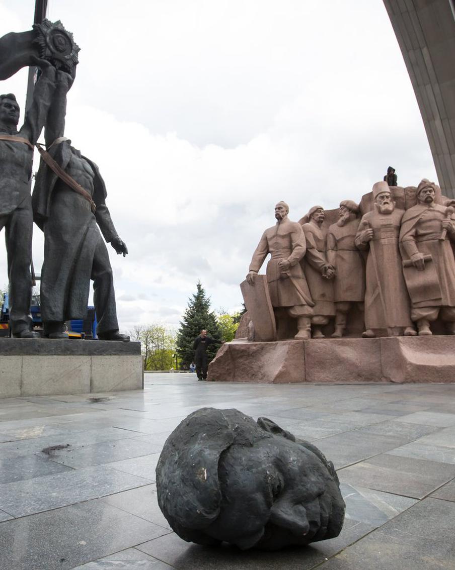На Украине разгорелся скандал из-за отказа сносить советские памятники