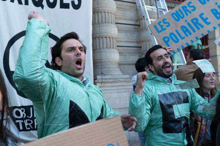 Что лучше – протестные акции или парижские магазины, решают в картине "Шопоголики"