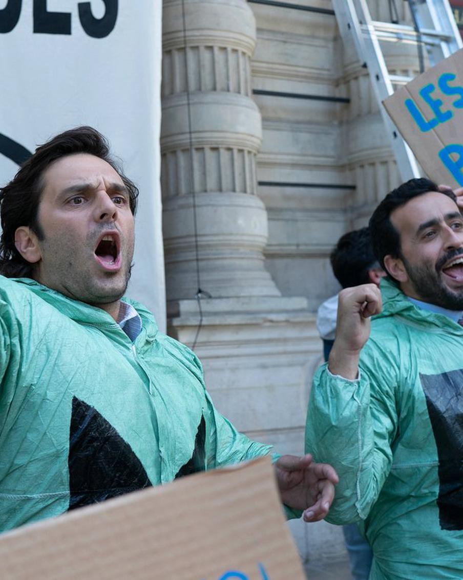 Что лучше – протестные акции или парижские магазины, решают в картине "Шопоголики"