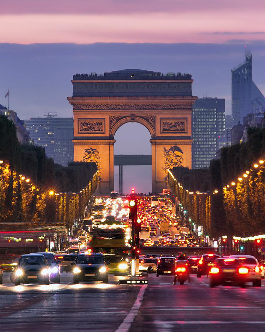 Акция в поддержку жителей Донбасса прошла на Марсовом поле в центре Парижа. Акцию в поддержку Донбасса в Париже пытались сорвать проукраинские активисты