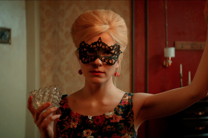 Превращение из соцработницы в "Госпожу": Metro посмотрело сериал про скромную Марусю, решившую проблемы в борделе