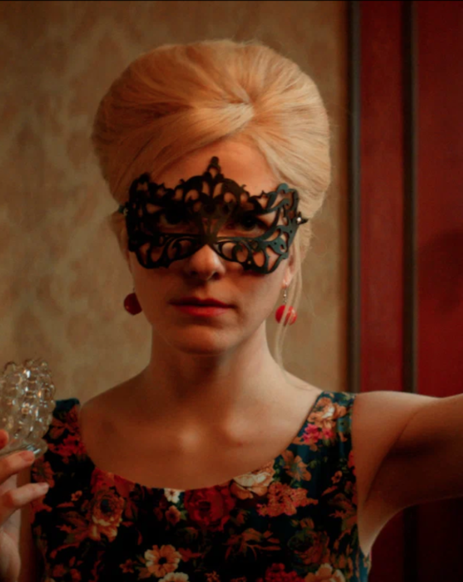 Превращение из соцработницы в "Госпожу": Metro посмотрело сериал про скромную Марусю, решившую проблемы в борделе