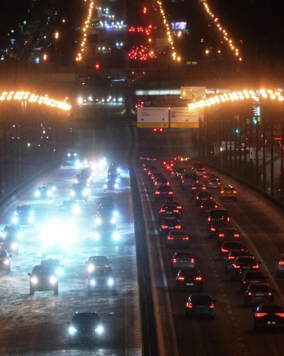 В Москве за сутки из сугробов вытащили почти 200 грузовиков