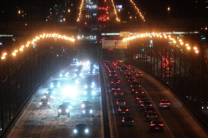 В Москве за сутки из сугробов вытащили почти 200 грузовиков