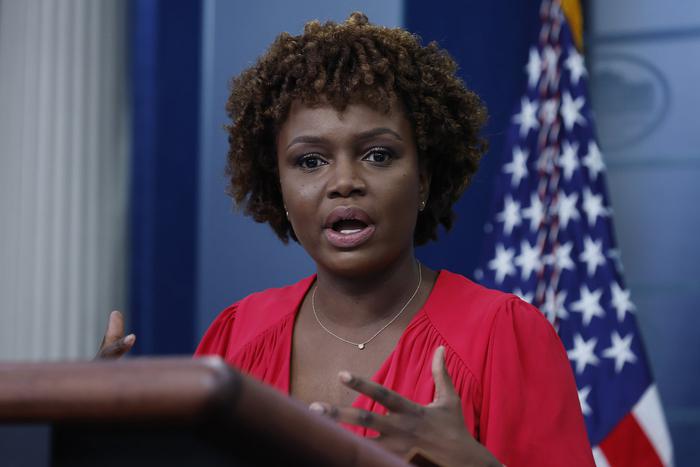 Спикер Белого дома прервала брифинг после вопроса журналиста. Что такого у неё спросили?