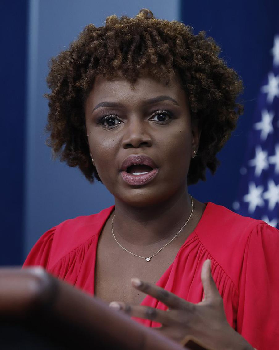 Спикер Белого дома прервала брифинг после вопроса журналиста. Что такого у неё спросили?