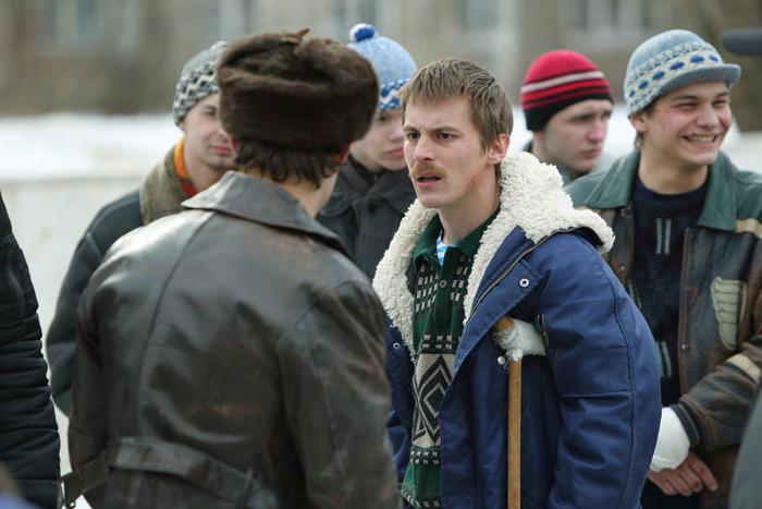 Глаза в глаза, рука в руке: перевод популярной песни из сериала "Слово пацана"