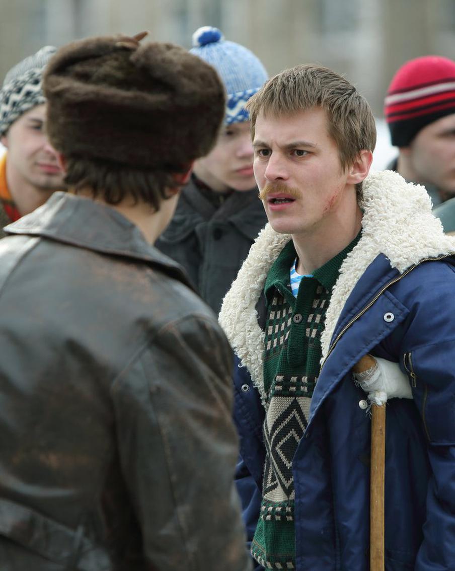 Глаза в глаза, рука в руке: перевод популярной песни из сериала "Слово пацана"