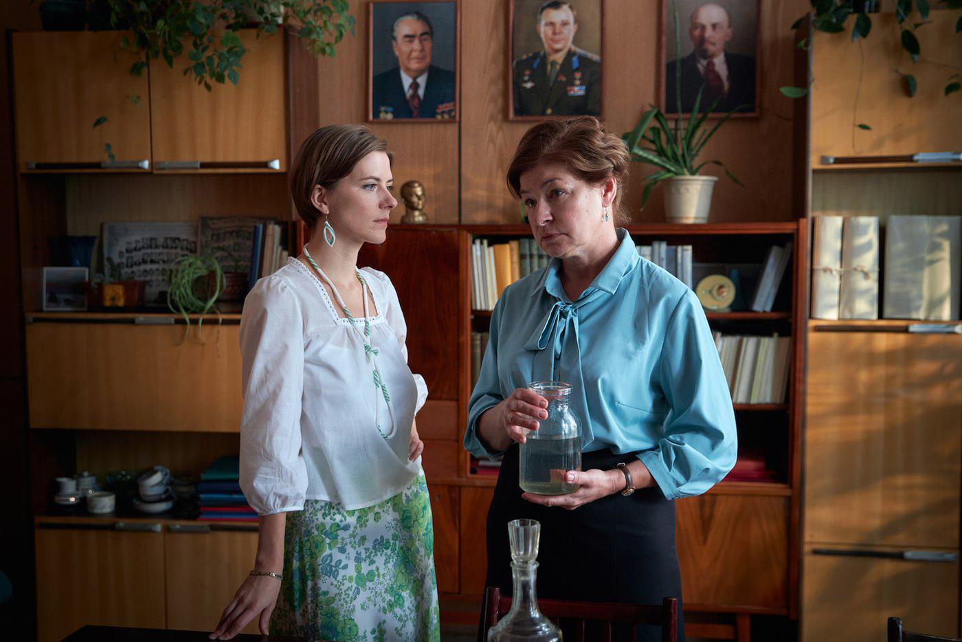 Слева – Татьяна Николаевна, или Танечка , классная руководительница (Евгения Громова). Такая же "возвышенная", как и в фильме Фрэза, но без личной драмы. Пытается детям рассказывать о любви. У Фрэза роль Танечки сыграла Елена Соловей. Справа – директор школы (Елена Нестерова). У Фрэза её сыграла Нина Мазаева.