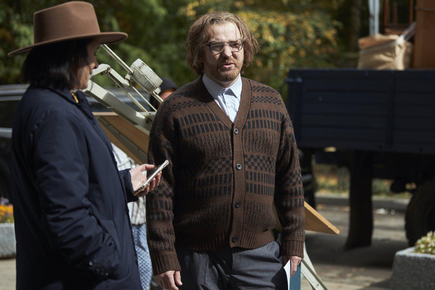 Костя, муж Веры (Алексей Розин). Больной или регулярно притворяющийся таковым, перманентно безработный инженер. Находится под железобетонным каблуком Веры. В старом фильме Костю, который не был настолько беспомощным, сыграл Альберт Филозов.