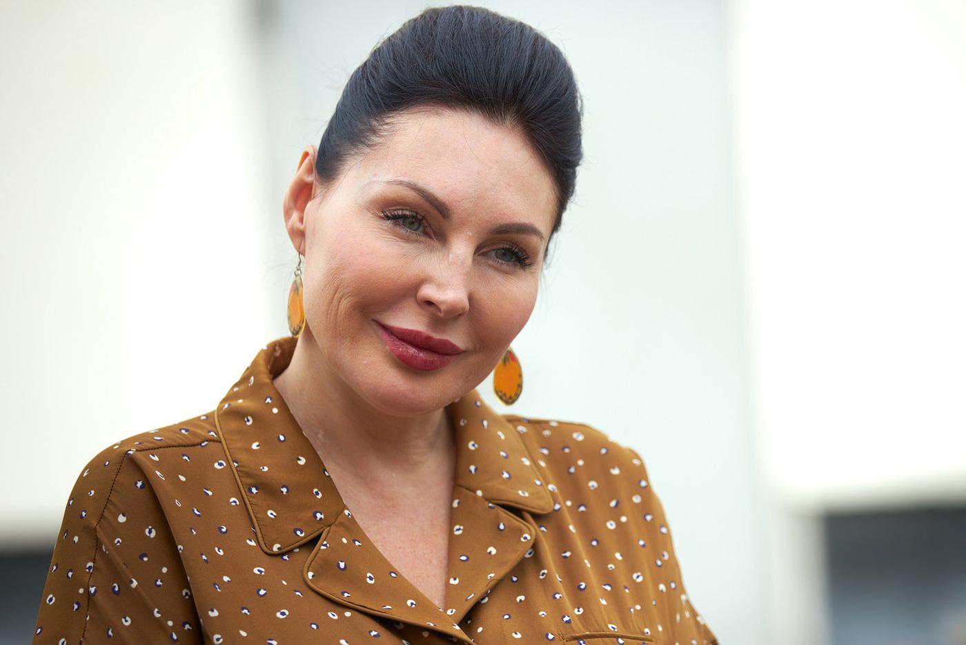 Мама Алёны Старцевой, влюблённой в Ромку одноклассницы (Наталья Бочкарёва). Набивается Вере в подружки, подсовывая всякий модный дефицит, чтобы "состватать" свою дочку за Ромку. Новый персонаж, которого не было в фильме 1980 года.