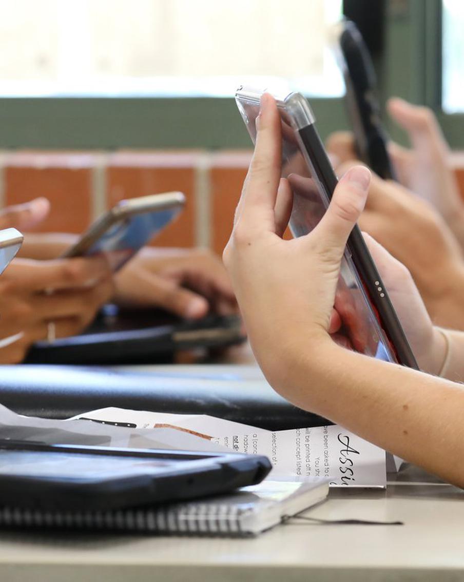 В Госдуме объяснили причины ограничения использования телефонов в школе