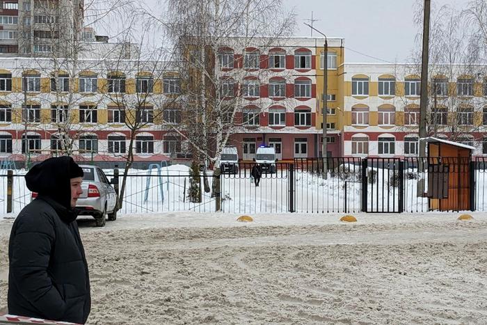 "Для всех она – героиня!": при стрельбе в Брянске учительница прикрывала собой детей