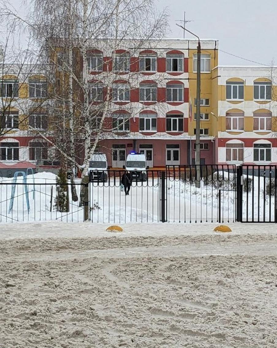 "Для всех она – героиня!": при стрельбе в Брянске учительница прикрывала собой детей