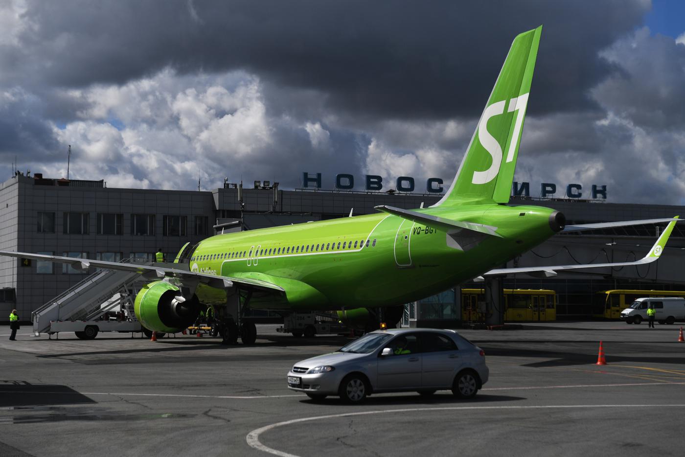 Самолет новосибирск новый уренгой. A320 Neo s7. S7 Airlines Толмачево. Самолет s7 Толмачево. Авиакомпания s7 Airlines аэропорт Толмачево.