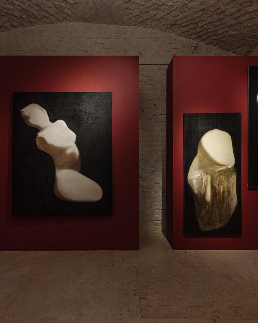 На новой выставке от Музея AZ показывают "Живые скульптуры"