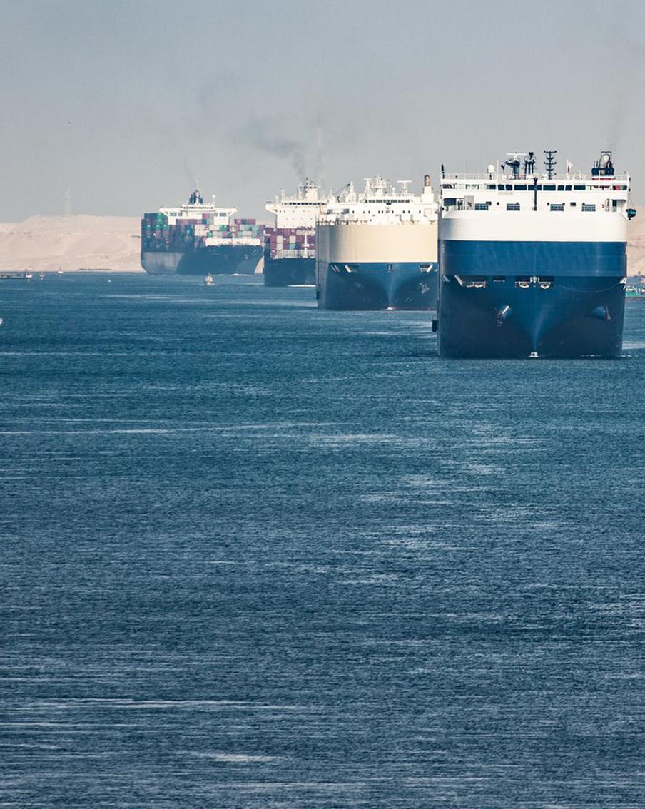 Доставка товаров через Суэцкий и Панамский каналы оказалась под угрозой срыва. Что произошло?